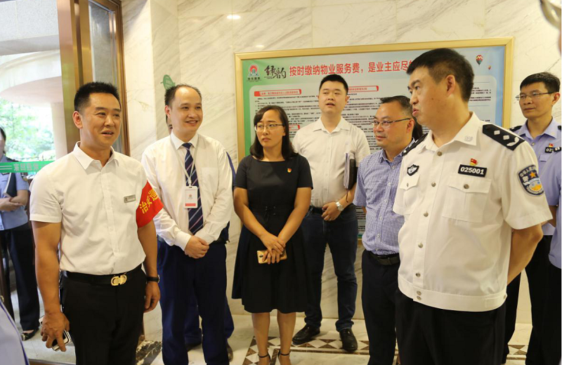 何绍明副市长（右一）向平安楼栋管家（左一）了解情况